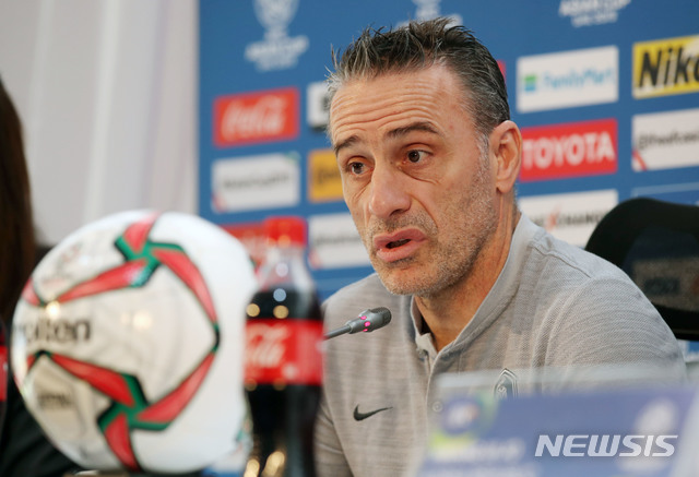 【두바이(아랍에미리트)=뉴시스】김진아 기자 = 2019 AFC 아시안컵 16강전 한국과 바레인의 경기를 하루 앞둔 21일 오전(현지시간) 아랍에미리트 두바이 막툼 빈 라시드 경기장에서 한국 축구대표팀 파울루 벤투 감독이 기자회견을 하고 있다. 2019.01.21.&nbsp; bluesoda@newsis.com 