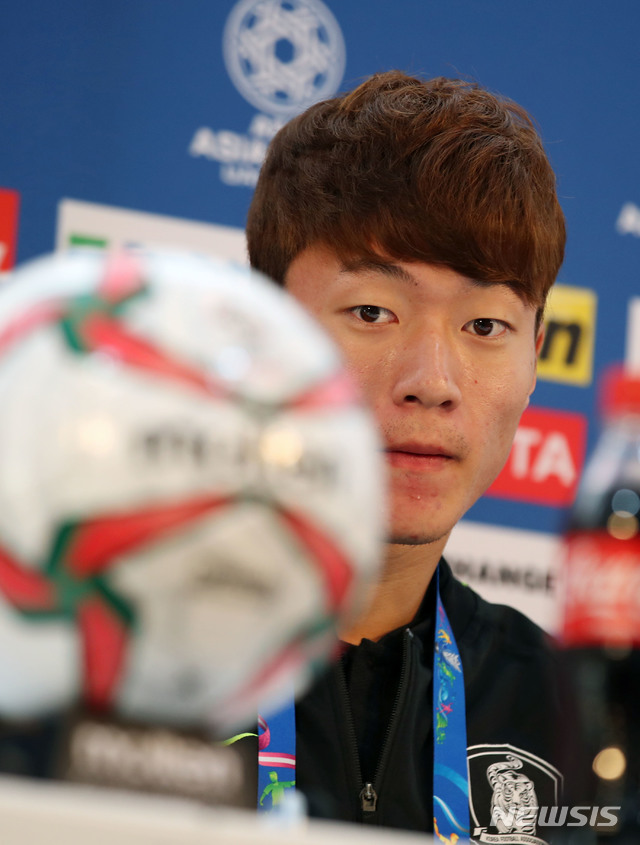 【두바이(아랍에미리트)=뉴시스】김진아 기자 = 2019 AFC 아시안컵 16강전 한국과 바레인의 경기를 하루 앞둔 21일 오전(현지시간) 아랍에미리트 두바이 막툼 빈 라시드 경기장에서 한국 축구대표팀 황의조가 기자회견을 하고 있다. 2019.01.21. bluesoda@newsis.com