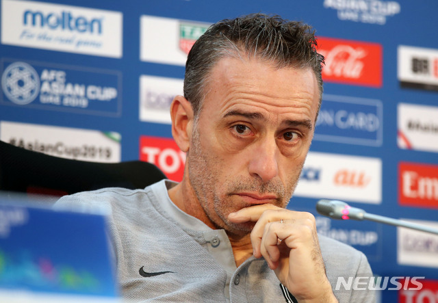 【두바이(아랍에미리트)=뉴시스】김진아 기자 = 2019 AFC 아시안컵 16강전 한국과 바레인의 경기를 하루 앞둔 21일 오전(현지시간) 아랍에미리트 두바이 막툼 빈 라시드 경기장에서 한국 축구대표팀 파울루 벤투 감독이 기자회견을 하고 있다. 2019.01.21.&nbsp; bluesoda@newsis.com