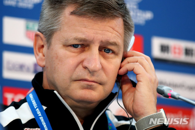 【두바이(아랍에미리트)=뉴시스】김진아 기자 = 2019 AFC 아시안컵 16강전 한국과 바레인의 경기를 하루 앞둔 21일 오전(현지시간) 아랍에미리트 두바이 막툼 빈 라시드 경기장에서 바레인 축구대표팀 미로슬라프 수쿠프 감독이 기자회견 중 통역기를 사용하고 있다. 2019.01.21. bluesoda@newsis.com