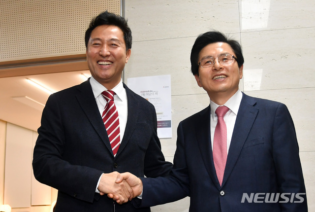 【부산=뉴시스】 하경민 기자 = 황교안 전 국무총리와 오세훈 전 서울시장이 21일 오후 부산 수영구 남천동 자유한국당 부산시당을 나란히 방문, 인사하고 있다. 2019.01.21. yulnetphoto@newsis.com