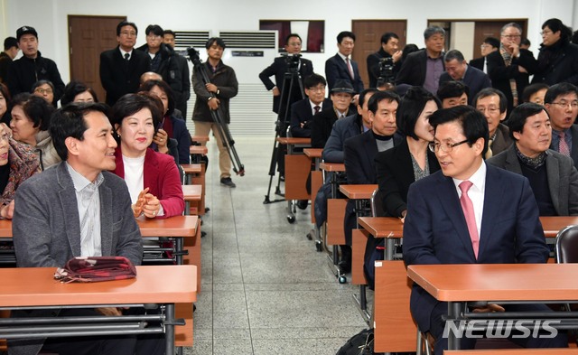 【부산=뉴시스】 하경민 기자 = 황교안 전 국무총리가 21일 오후 부산 수영구 남천동 자유한국당 부산시당을 방문, 김진태 의원과 대화하고 있다. 2019.01.21. yulnetphoto@newsis.com