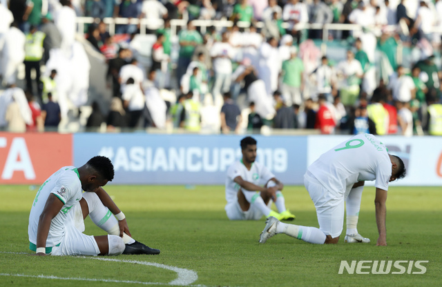 【샤르자=AP/뉴시스】주저앉은 사우디 선수들.