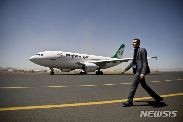 [사나(예멘)=AP/뉴시스]지난 2015년 3월15일 예멘 공항 활주로에 서 있는 이란 마한 항공 항공기 앞을 한 보안 관계자가 지나가는 모습. 2019.1.22