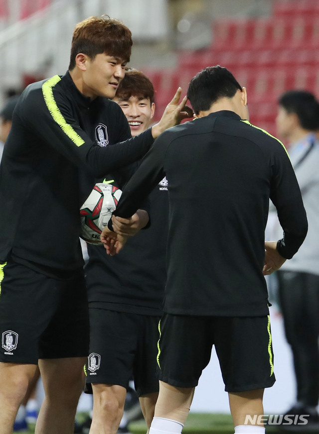 【두바이(아랍에미리트)=뉴시스】김진아 기자 = 2019 AFC 아시안컵 16강전 한국과 바레인의 경기를 하루 앞둔 21일 오전(현지시간) 아랍에미리트 두바이 막툼 빈 라시드 경기장에서 한국 축구대표팀 김민재가 몸풀기 게임을 하던 중 황인범에게 벌칙을 주고 있다. 2019.01.21.&nbsp; bluesoda@newsis.com