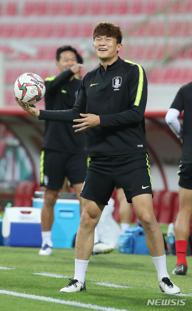 【두바이(아랍에미리트)=뉴시스】김진아 기자 = 2019 AFC 아시안컵 16강전 한국과 바레인의 경기를 하루 앞둔 21일 오전(현지시간) 아랍에미리트 두바이 막툼 빈 라시드 경기장에서 한국 축구대표팀 김민재 등 선수들이 훈련 전 몸을 풀고 있다. 2019.01.21.&nbsp; bluesoda@newsis.com