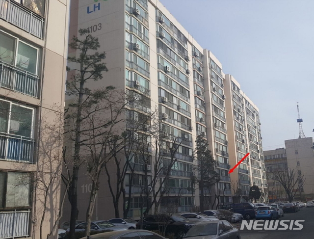 【서울=뉴시스】김가윤 기자 = 서울 노원구 상계동 652 상계주공 1103동 3층 307호가 경매에 나왔다. 1988년 9월 준공한 16개동 1944가구 단지로 해당 물건은 12층 건물 중 3층이다. 전용면적은 41.3㎡, 방 2개 욕실 1개 복도식 구조다. 2019.01.23 (제공=지지옥션) yoon@newsis.com