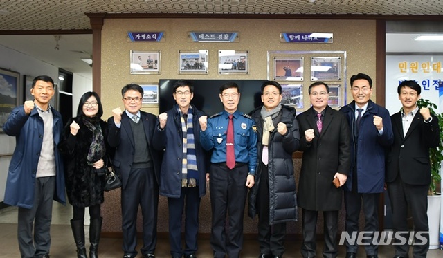 【가평=뉴시스】문영일 기자 = 경기 가평경찰서는 김도상 서장이 관내 주요기관장 9명을 초청해 수사구조개혁과 공동체치안을 위한 간담회를 가졌다고 22일 밝혔다. 2019.01.22. (사진=가평경찰서 제공)photo@newsis.com