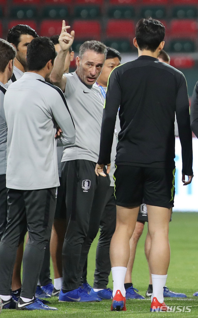 【두바이(아랍에미리트)=뉴시스】김진아 기자 = 2019 AFC 아시안컵 16강전 한국과 바레인의 경기를 하루 앞둔 21일 오전(현지시간) 아랍에미리트 두바이 막툼 빈 라시드 경기장에서 한국 축구대표팀 파울루 벤투 감독이 훈련을 지시하고 있다. 2019.01.21. bluesoda@newsis.com