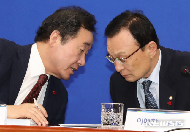 【서울=뉴시스】고승민 기자 = 22일 오전 서울 여의도 국회에서 열린 고위 당정청 회의에서 이낙연 국무총리와 민주당 이해찬 대표가 대화하고 있다. 2019.01.22. kkssmm99@newsis.com