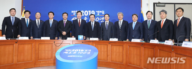 【서울=뉴시스】고승민 기자 = 22일 오전 서울 여의도 국회에서 열린 고위 당정청 회의에서 더불어민주당 이해찬(왼쪽 일곱번째) 대표와 이낙연(왼쪽 여섯번째) 국무총리, 김수현(오른쪽 다섯번째) 청와대 정책실장 등 참석자들이 기념촬영하고 있다. 2019.01.22. kkssmm99@newsis.com