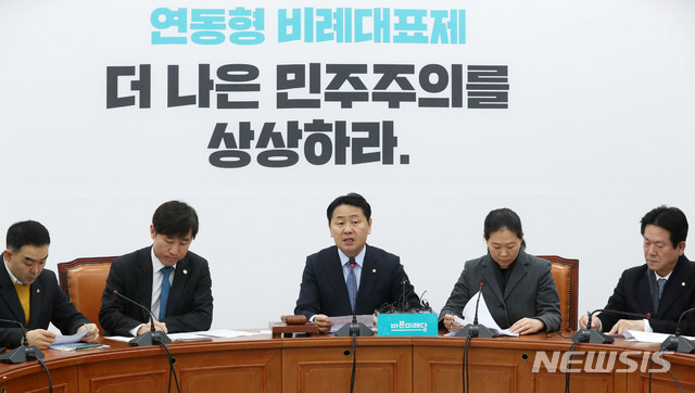 【서울=뉴시스】홍효식 기자 = 바른미래당 김관영 원내대표가 22일 오전 서울 여의도 국회에서 열린 원내대책회의에 참석해 모두발언을 하고 있다. 왼쪽부터 채이배 정책부대표, 하태경 최고위원, 김관영 원내대표, 권은희 정책위의장, 이동섭 원내부대표. 2019.01.22. yesphoto@newsis.com