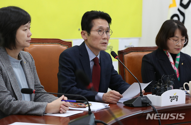 【서울=뉴시스】고승민 기자 = 22일 오전 서울 여의도 국회에서 열린 정의당 의원총회에서 윤소하 원내대표가 모두발언하고 있다. 2019.01.22.kkssmm99@newsis.com