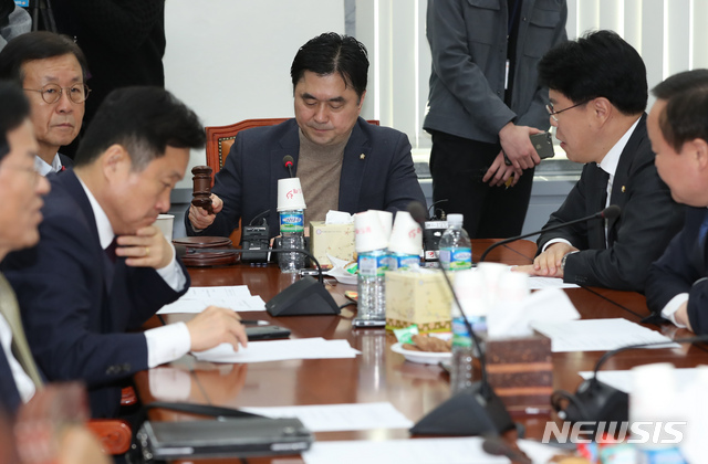 【서울=뉴시스】고승민 기자 = 22일 오전 서울 여의도 국회에서 열린 정치개혁특별위원회 제1소위에서 김종민 소위원장이 회의를 개회하고 있다. 2019.01.22. kkssmm99@newsis.com