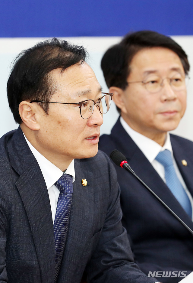 【서울=뉴시스】이종철 기자 = 22일 서울 여의도 국회에서 열린 민주당 원내대책회의에서 홍영표 원내대표가 모두발언을 하고 있다. 2019.01.22. jc4321@newsis.com 