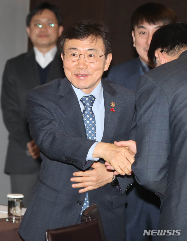 【서울=뉴시스】추상철 기자 = 제1차 국가치매관리위원회가 열린 22일 오전 서울 중구 더 플라자에서 국가치매관리위원장인 권덕철 보건복지부 차관이 참석자와 인사를 하고 있다. 2019.01.22.&nbsp; scchoo@newsis.com