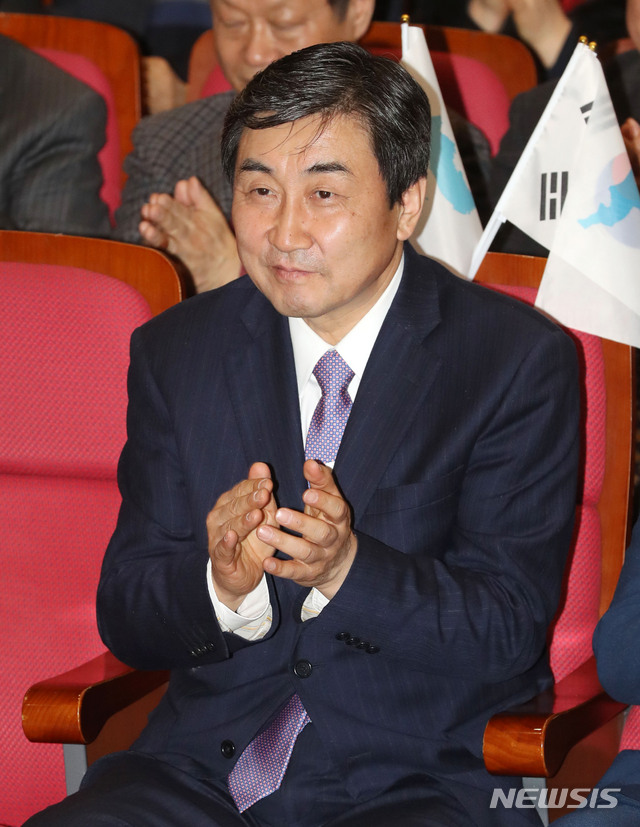 【서울=뉴시스】홍효식 기자 = 22일 오전 서울 여의도 국회 의원회관 대회의실에서 열린 3.1운동·임시정부 100주년 기념특별위원회 출범식에서 이종걸 3.1운동 및 임정 100주년 특별위원장이 박수를 보내고 있다. 2019.01.22. yesphoto@newsis.com