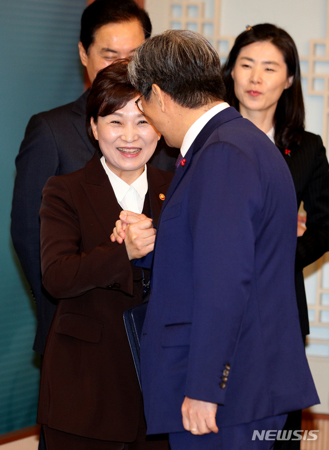 【서울=뉴시스】박진희 기자 = 노영민 비서실장이 22일 청와대 본관에서 열린 국무회의에 앞서 김현미 국토교통부 장관과 인사를 나누 있다. 2019.01.22.&nbsp; pak7130@newsis.com