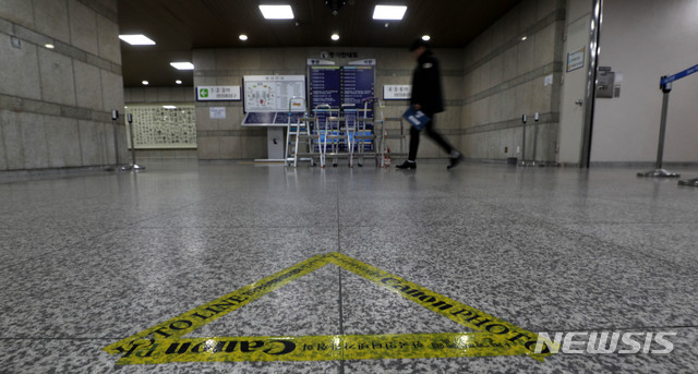 【서울=뉴시스】추상철 기자 = 사법행정권 남용 의혹으로 구속영장이 청구된 양승태 전 대법원장의 영장실질심사(구속전 피의자심문)를 하루 앞둔 22일 오후 서울 서초구 서울중앙지방법원에는 포토라인이 설치돼 있다. 2019.01.22.&nbsp; scchoo@newsis.com