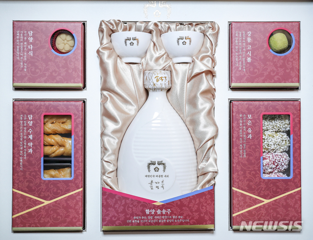 【서울=뉴시스】박진희 기자 = 22일 청와대가 공개한 문재인 대통령의 설 명절 선물세트. 2019.01.22. (사진=청와대 제공) photo@newsis.com