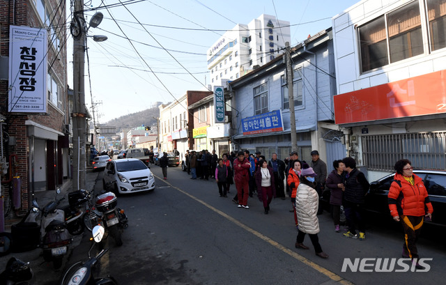 【목포=뉴시스】신대희 기자 = 자유한국당 원내지도부가 손혜원 의원의 부동산 투기 의혹에 휩싸인 전남 목포를 찾은 22일 오후 시민들이 '창성장 게스트하우스' 일대를 둘러보고 있다. 2019.01.22. sdhdream@newsis.com