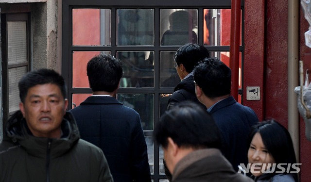 【목포=뉴시스】신대희 기자 = 자유한국당 원내지도부가 손혜원 의원의 부동산 투기 의혹에 휩싸인 전남 목포를 찾은 22일 오후 시민들이 '창성장 게스트하우스'를 둘러보고 있다. 2019.01.22. sdhdream@newsis.com