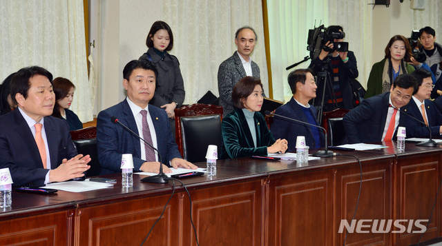 【목포=뉴시스】변재훈 기자 = 자유한국당 원내대표부가 22일 오후 전남 목포시 목포시청 상황실에서 도시재생뉴딜사업 추진 현황 보고를 듣기 위해 앉아있다. 2019.01.22. wisdom21@newsis.com