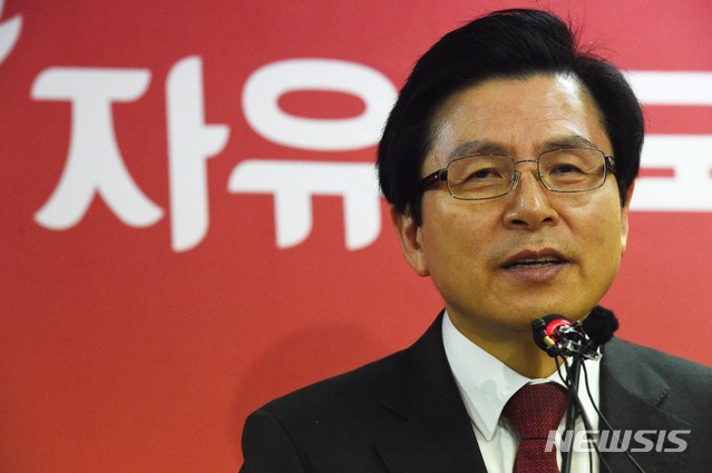 【대전=뉴시스】함형서 기자 = 황교안 전 총리가 22일 오후 대전 중구 대흥동 자유한국당 대전시당에서 열린 간담회에서 모두발언을 하고 있다. 2019.01.22. foodwork23@newsis.com