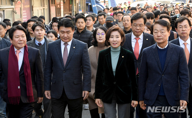 【목포=뉴시스】신대희 기자 = 나경원 자유한국당 원내대표와 정용기 정책위의장, 정양석 수석부대표, 이만희 원내대변인 등 한국당 원내지도부와 한선교 '손혜원 랜드게이트 진상규명 TF' 위원장 등이 22일 오후 전남 목포시 근대역사문화공간인 대의동 일대를 둘러보고 있다. 2019.01.22. sdhdream@newsis.com