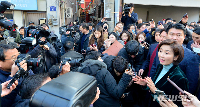 【목포=뉴시스】신대희 기자 = 나경원 자유한국당 원내대표와 정용기 정책위의장, 정양석 수석부대표, 이만희 원내대변인 등 한국당 원내지도부와 한선교 '손혜원 랜드게이트 진상규명 TF' 위원장 등이 22일 오후 전남 목포시 근대역사문화공간인 대의동 일대를 둘러봤다.취재진 질문에 답하는 나경원 원내대표. 2019.01.22. sdhdream@newsis.com