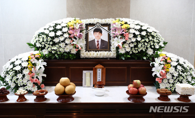 【서울=뉴시스】이영환 기자 =지난달 22일 오후 서울 종로구 서울대학교 병원 장례식장에 지난해 12월 한국서부발전의 태안 화력발전소에서 설비 점검 중 사고로 숨진 고 김용균씨의 빈소가 마련되어 있다. 2019.01.22. 20hwan@newsis.com