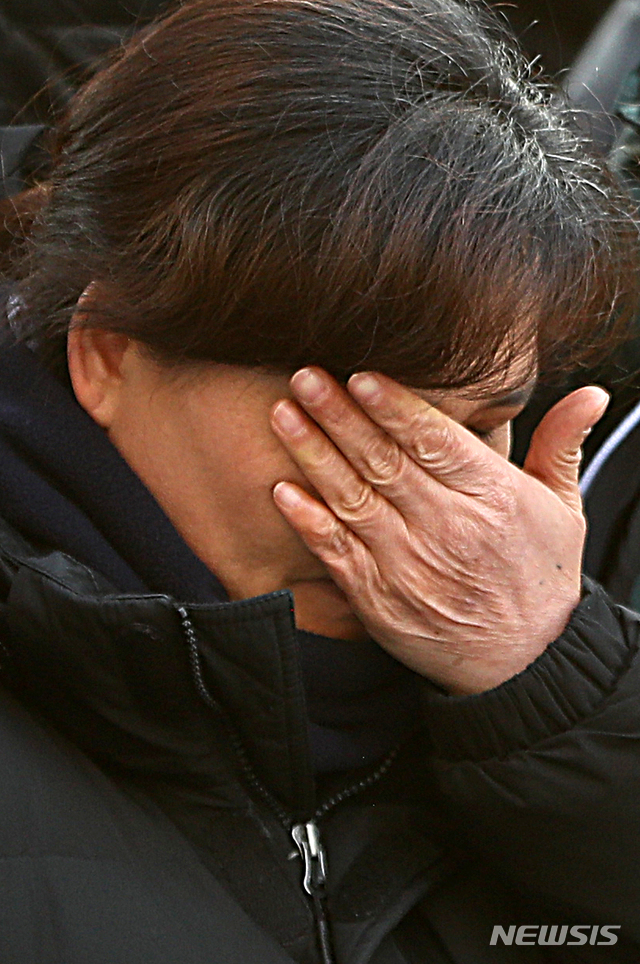 【서울=뉴시스】박주성 기자 = 청년 비정규직 고 김용균 시민대책위원회와 고 김용균 씨 어머니 김미숙씨가 22일 오후 서울 광화문광장에서 열린 고 김용균 노동자 장례식장 서울 이전 및 시민대책위 대표단 단식농성 돌입 기자회견 도중 고 김용균 씨 어머니 김미숙씨가 눈물을 흘리고 있다. 김씨 유가족과 시민대책위는 충남 태안의료원 장례식장에 안치된 김씨의 시신을 서울대병원 장례식장으로 옮겼다. 2019.01.22. park7691@newsis.com