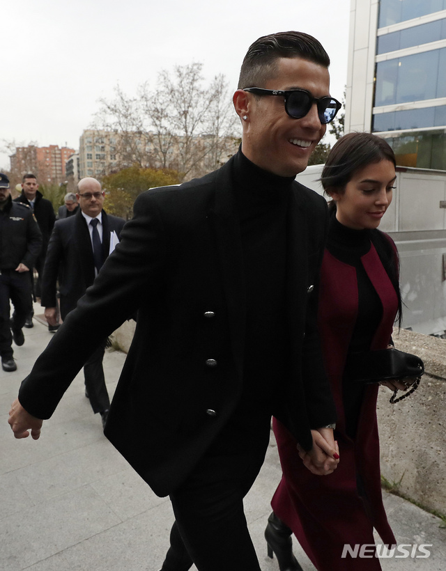 호날두가 22일 파트너와 함께 스페인 마드리드 법원에 도착하고 있다&nbsp;&nbsp; AP