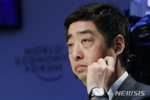 【다보스=AP/뉴시스】켄후 화웨이 순환회장이 애플에 5G칩을 공급하는 방안을 두 회사가 논의한 적이 없다고 밝혔다고 16일(현지시간) CNBC가 보도했다. 2019.04.17.