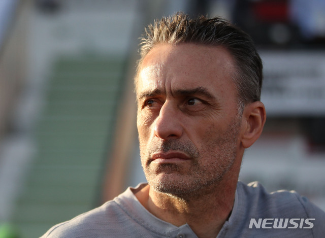 【두바이(아랍에미리트)=뉴시스】김진아 기자 = 22일 오후(현지시간) 아랍에미리트 두바이 막툼 빈 라시드 경기장에서 열린 2019 AFC 아시안컵 16강전 한국과 바레인의 경기, 한국 축구대표팀 파울루 벤투 감독이 그라운드를 바라보고 있다. 2019.01.22.&nbsp; bluesoda@newsis.com