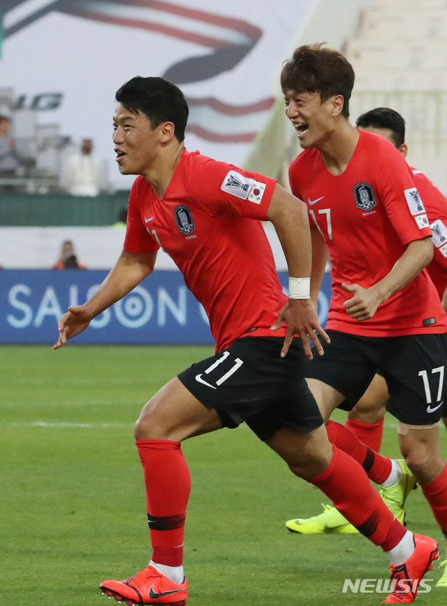 【두바이(아랍에미리트)=뉴시스】김진아 기자 = 22일 오후(현지시간) 아랍에미리트 두바이 막툼 빈 라시드 경기장에서 열린 2019 AFC 아시안컵 16강전 한국과 바레인의 경기, 한국 축구대표팀 황희찬이 골을 넣은후 기뻐하고 있다. 2019.01.22.&nbsp; bluesoda@newsis.com