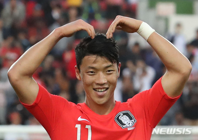 【두바이(아랍에미리트)=뉴시스】김진아 기자 = 22일 오후(현지시간) 아랍에미리트 두바이 막툼 빈 라시드 경기장에서 열린 2019 AFC 아시안컵 16강전 한국과 바레인의 경기, 한국 축구대표팀 황희찬이 골을 넣은 후 기성용을 위한 쾌유 기원 세레모니를 하고 있다. 2019.01.22.&nbsp; bluesoda@newsis.com