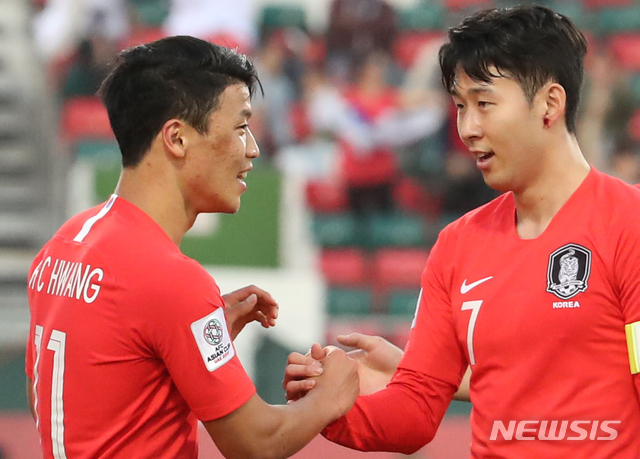 【두바이(아랍에미리트)=뉴시스】김진아 기자 = 22일 오후(현지시간) 아랍에미리트 두바이 막툼 빈 라시드 경기장에서 열린 2019 AFC 아시안컵 16강전 한국과 바레인의 경기, 한국 축구대표팀 황희찬이 골을 넣은후 기뻐하고 있다. 2019.01.22.&nbsp; bluesoda@newsis.com