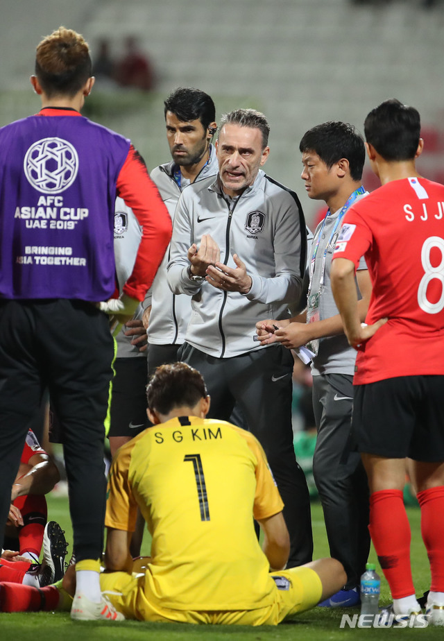【두바이(아랍에미리트)=뉴시스】김진아 기자 = 22일 오후(현지시간) 아랍에미리트 두바이 막툼 빈 라시드 경기장에서 열린 2019 AFC 아시안컵 16강전 한국과 바레인의 경기, 한국 파울루 벤투 감독이 연장전에 들어가자 작전을 지시하고 있다. 2019.01.22.&nbsp; bluesoda@newsis.com