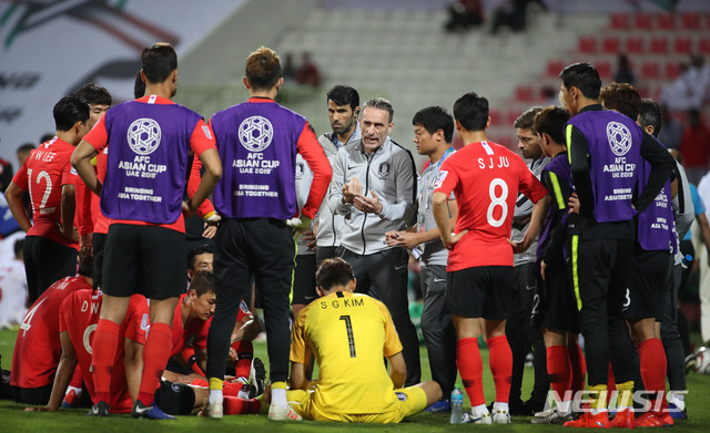 【두바이(아랍에미리트)=뉴시스】김진아 기자 = 22일 오후(현지시간) 아랍에미리트 두바이 막툼 빈 라시드 경기장에서 열린 2019 AFC 아시안컵 16강전 한국과 바레인의 경기, 한국 파울루 벤투 감독이 연장전에 들어가자 작전을 지시하고 있다. 2019.01.22.&nbsp; bluesoda@newsis.com
