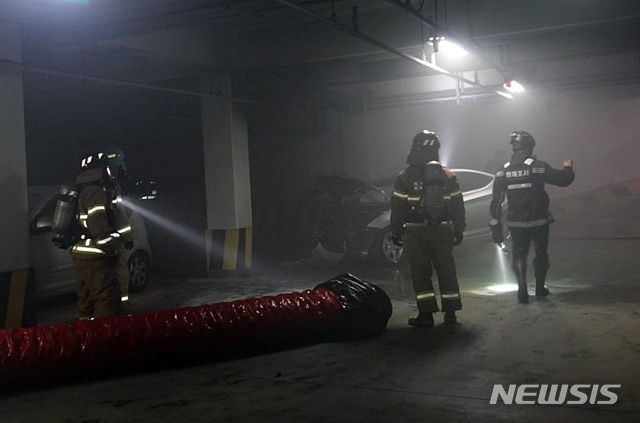 【제주=뉴시스】우장호 기자 = 23일 오전 7시15분께 제주시 화북1동 화북주공아파트에서 A(60)씨가 몰던 아반떼 차량이 지하주차장 기둥을 들이받았다. 현장에 출동한 119 대원들이 현장안정화 조치를 하고 있다. 2019.01.23. (사진=제주소방서 제공) photo@newsis.com