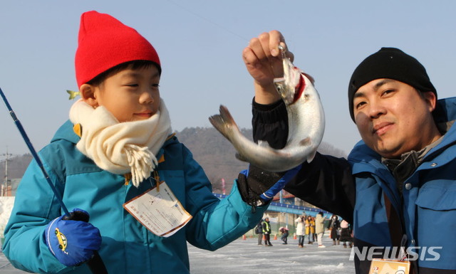 【화천=뉴시스】한윤식 기자 = 강원 화천산천어축제 19일째인 23일 오전 축제장인 화천군 화천천 얼음벌판에서 외국인 관광객들이 얼음낚시를 즐기고 있다. 2019.01.23. ysh@newsis.com 