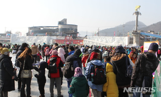 【화천=뉴시스】한윤식 기자 = 강원 화천산천어축제 19일째인 23일 오후 축제장인 화천군 화천천 얼음벌판에서 외국인 관광객들이 얼음낚시를 즐기고 있다. 2019.01.23. ysh@newsis.com