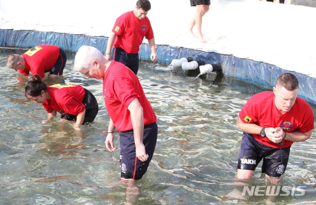【화천=뉴시스】한윤식 기자 = 지난 1월23일 강원 화천산천어축제에서 주한미군 장병들이 산천어 맨손잡기 체험을 즐기고 있다. 2019.01.23. ysh@newsis.com