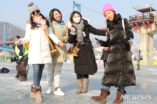 【화천=뉴시스】한윤식 기자 = 강원 화천산천어축제 19일째인 23일 오전 축제장인 화천군 화천천 얼음벌판에서 외국인 관광객들이 얼음낚시를 즐기고 있다. 2019.01.23. ysh@newsis.com 