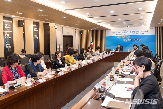 【서울=뉴시스】 18년 9월 양천구 여성친화도시 조성협의체 회의 모습. 2019.01.23. (사진= 양천구 제공)