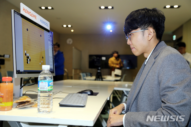 【서울=뉴시스】NHN엔터테인먼트는 23일 최상위 랭킹 바둑 프로기사들과 릴레이 대국을 펼치는 '프로기사 톱 5 대 한돌 빅매치'를 진행했다. 사진은 바둑 인공지능(AI) '한돌(HanDol)'과 지난해 12월 기준 랭킹 1위 신진서 9단이 마지막 대국을 진행하고 있는 모습. (사진/NHN엔터테인먼트 제공) photo@newsis.com 