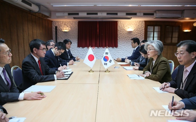 【서울=뉴시스】강경화 외교부 장관과 고노 다로(河野太郞) 일본 외무성 대신이 지난달 23일(현지시간) 다보스포럼 참석을 계기로 한일 외교장관회담을 했다. 2019.01.23. (사진=외교부 제공) photo@newsis.com