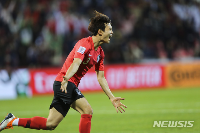  【두바이=AP/뉴시스】김진수가 22일(현지시간) 아랍에미리트(UAE) 두바이의 막툼 빈 라시드 경기장에서 열린 '2019 아시안컵' 16강전 바레인과의 경기 연장 전반 추가시간에 한국의 두 번째 골을 넣고 환호하고 있다. 2019.01.22. 