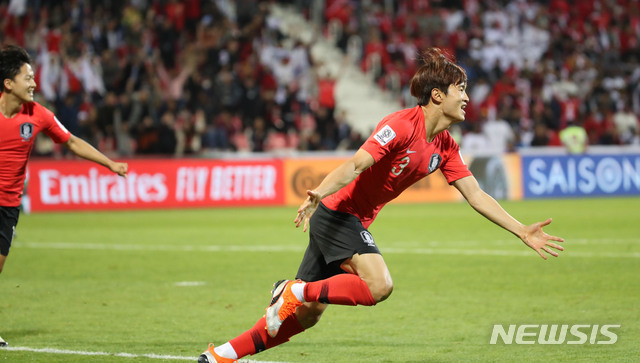 【두바이(아랍에미리트)=뉴시스】김진아 기자 = 22일 오후(현지시간) 아랍에미리트 두바이 막툼 빈 라시드 경기장에서 열린 2019 AFC 아시안컵 16강전 한국과 바레인의 연장전 경기, 한국 김진수가 다시 앞서나가는 골을 넣은 후 기뻐하고 있다. 2019.01.22.&nbsp; bluesoda@newsis.com